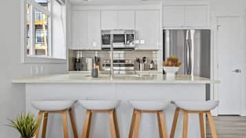 Réfrigérateur, four à micro-ondes, un four, surface de cuisson