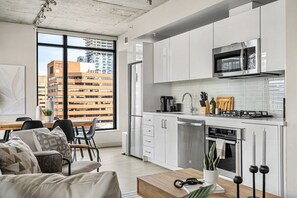 Fridge, microwave, oven, stovetop - Skyline Serenity 2BR w Pool, Gym & Parking (Calgary)
