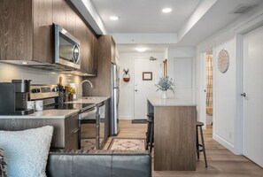 Fridge, microwave, oven, stovetop - Howdy! 1BR Western Theme w Rooftop Patio & AC (Calgary)