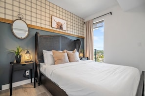 1 bedroom, iron/ironing board, free WiFi, bed sheets - Howdy! 1BR Western Theme w Rooftop Patio & AC (Calgary)