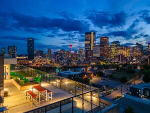 Terrace/patio - Howdy! 1BR Western Theme w Rooftop Patio & AC (Calgary)