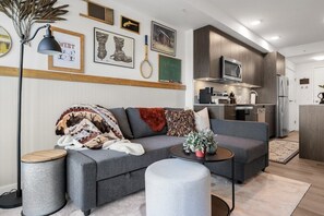Smart TV - NEW!The Calgary Saloon! 1BR w Rooftop Patio & AC (Calgary)
