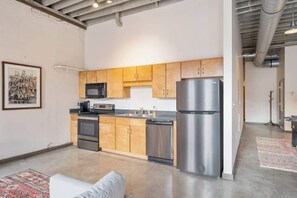 Fridge, oven, stovetop, dishwasher