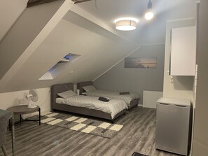 Iron/ironing board, WiFi, bed sheets - Stay in the nature park near Trier (Pellingen)