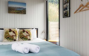 1 bedroom, bed sheets