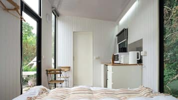 1 bedroom, bed sheets