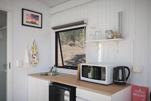 Kühlschrank, Mikrowelle, Herdplatte, Wasserkocher mit Kaffee-/Teezubehör