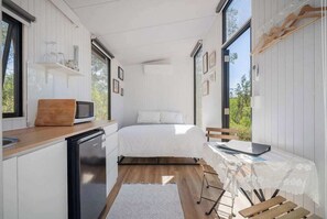 1 bedroom, bed sheets