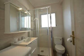 Shower, hair dryer, towels - Charming Stanislas Studio with Wi-Fi and Air Conditioning (Cannes)