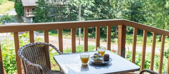 Vieille Remise Rénovée en Duplex Écologique sur un Coteau Ensoleillé de Montagne