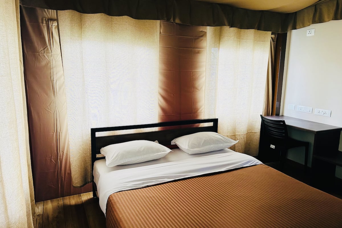 1 bedroom, hypo-allergenic bedding, desk, free WiFi