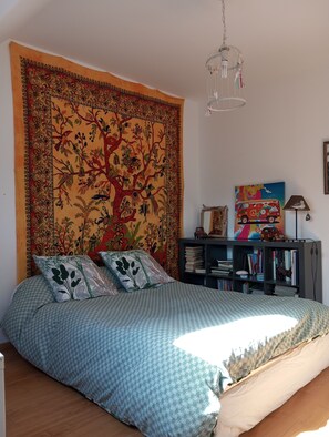 3 bedrooms, desk, iron/ironing board, travel cot