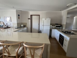 Kjøleskap, mikrobølgeovn, ovn og kokeplater