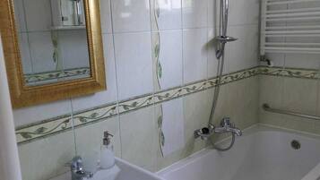 Family Apartment | Bathroom | Bathtub, free toiletries, hair dryer, bathrobes
