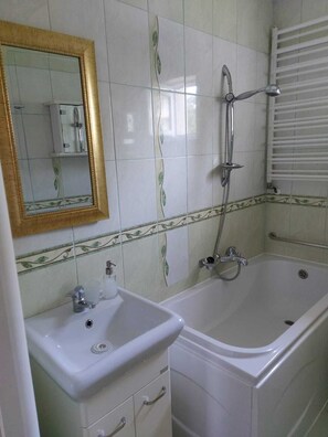 Familienapartment | Badezimmer | Badewanne, kostenlose Toilettenartikel, Haartrockner, Bademäntel