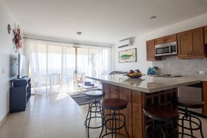 Fridge, microwave, oven, stovetop - A spacious 3-bedroom escape offering stunning views and a comfortable setting for a relaxing getaway. (Cabo San Lucas)