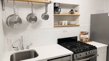 Een koelkast, een microgolfoven, een oven, een kookplaat