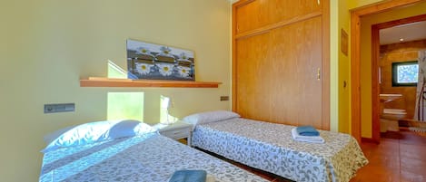 8 bedrooms, iron/ironing board, free WiFi, bed sheets
