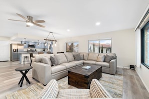 Smart TV, video games, table tennis - Cottonwood Retreat ~ Large Swim Spa & Views, Games, Sauna (Cottonwood)
