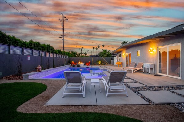 A heated pool - New Listing Desert Vista Oasis (Palm Springs)