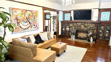 TV, fireplace