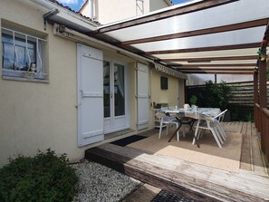 Outdoor dining - Detached House with Garden, Pets Allowed on Request (Grues)