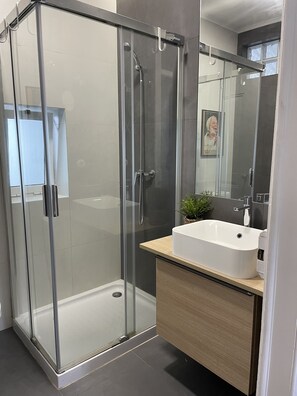 Dusche, Haartrockner, Handtücher, Seife