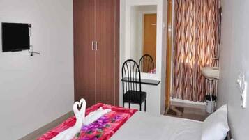 Deluxe Room | Hypo-allergenic bedding, desk, free WiFi, bed sheets