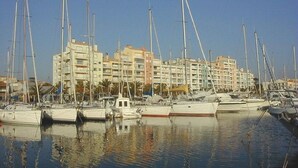 A marina with multiple sailboats docked. - Air-conditioned apartment with terraces and port view, near beaches in Hyères (Hyères)