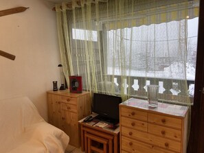 Interior - Cozy Studio for 4 with South Exposure, Ski Access, Balcony, and Modern Amenities (Crest-Voland)