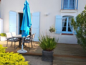 Outdoor dining - Charming house with terrace in Saint-Jean-de-Monts, near beach and golf (Saint-Jean-de-Monts)
