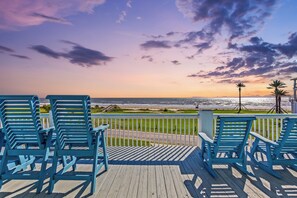 Property grounds - Luxury Beachfront I Hot Tub, Firepit, Elevator & EV Charger (Port Bolivar)