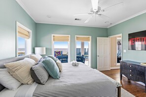 4 bedrooms, desk, iron/ironing board, free WiFi - Luxury Beachfront I Hot Tub, Firepit, Elevator & EV Charger (Port Bolivar)