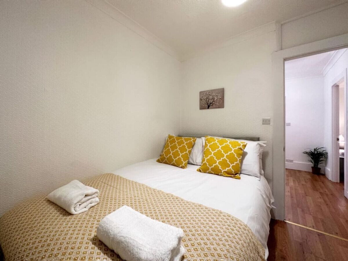 Escritorio, tabla de planchar con plancha, wifi y ropa de cama
