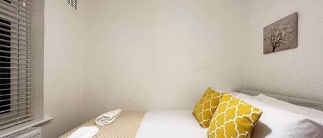Desk, iron/ironing board, WiFi, bed sheets