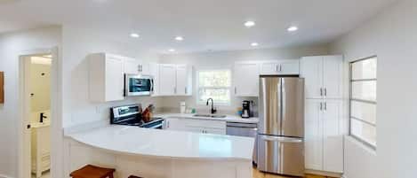 雪櫃、微波爐、焗爐、爐具