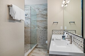 Douche, sèche-cheveux, serviettes fournies