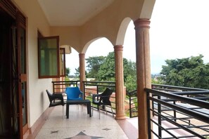 Property grounds - Good Times . 5 Bedroom House in Kampala (Kampala)