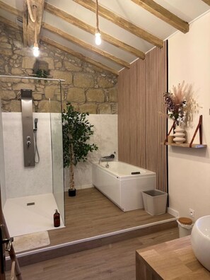 Dusche, Haartrockner, Handtücher, Seife