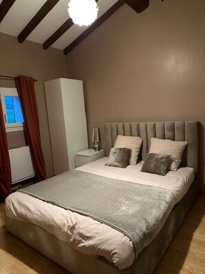 5 Schlafzimmer, Schreibtisch, Bügeleisen/Bügelbrett, Reisekinderbett