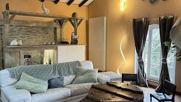 Smart-TV, Kamin, Tischtennisplatte