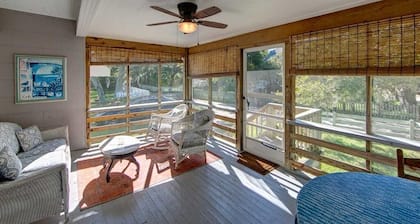 Dicie's House - Classic Ocracoke Cottage on Historic Howard Street