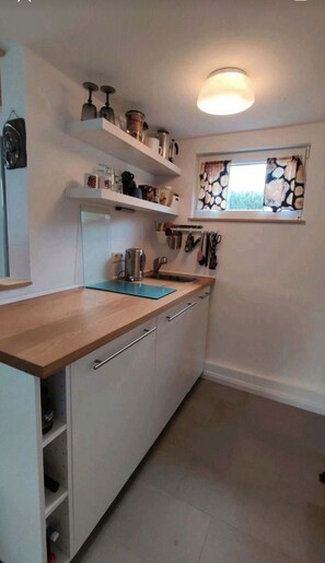Refrigerador, horno, parrilla de estufa y cafetera y tetera 