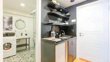 Apartamento Confort | Cocina privada | Frigorífico, horno, placa de cocina y hervidor eléctrico