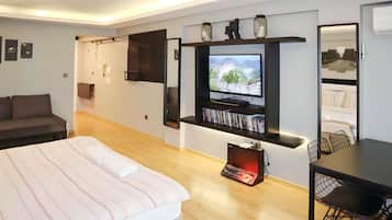 Apartemen Comfort | 1 kamar tidur, didekorasi berbeda-beda, dan meja kerja