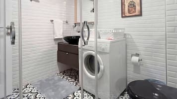 Apartemen Kota | Kamar mandi | Shower, pengering rambut, handuk, dan sabun