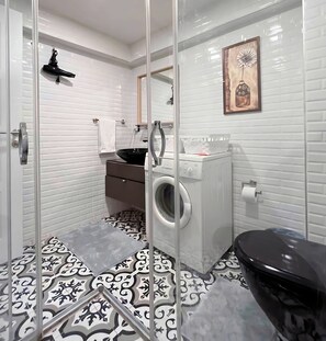 Ducha, secador de pelo, toallas, jabón