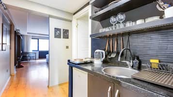 Apartamento Confort | Cocina privada | Frigorífico, horno, placa de cocina y hervidor eléctrico
