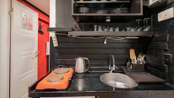 Apartamento City | Cocina privada | Frigorífico, horno, placa de cocina y hervidor eléctrico