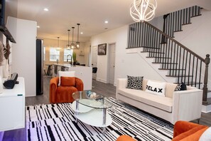 Smart TV, offices - Urban Elegance Retreat. 12 Mins from ATL Downtown (Atlanta)